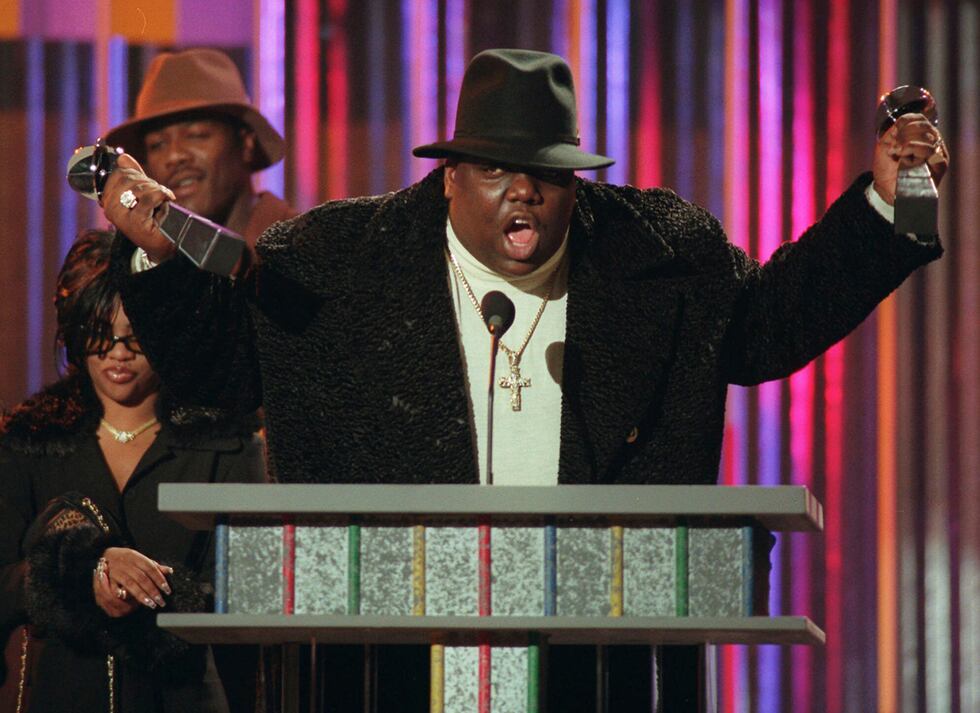 Arquivo - Notorious Big, que ganhou o artista de rap e o rap único do ano, agarra seus prêmios em ...