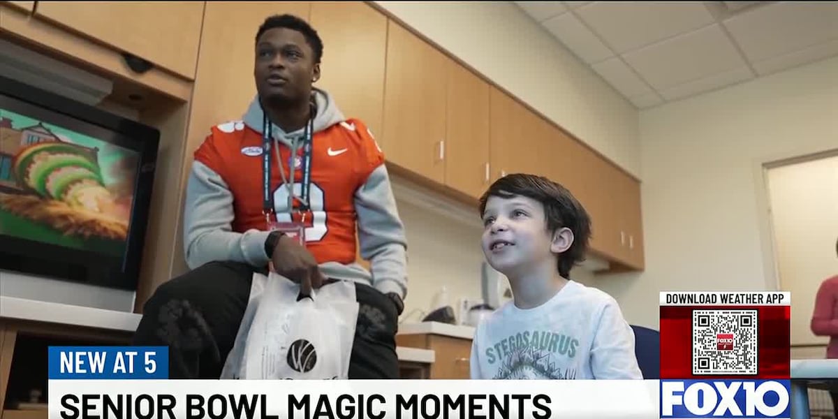 वरिष्ठ बाउल खिलाड़ी मोबाइल पर सामुदायिक सेवा के लिए अभ्यास समय का आदान-प्रदान करते हैं