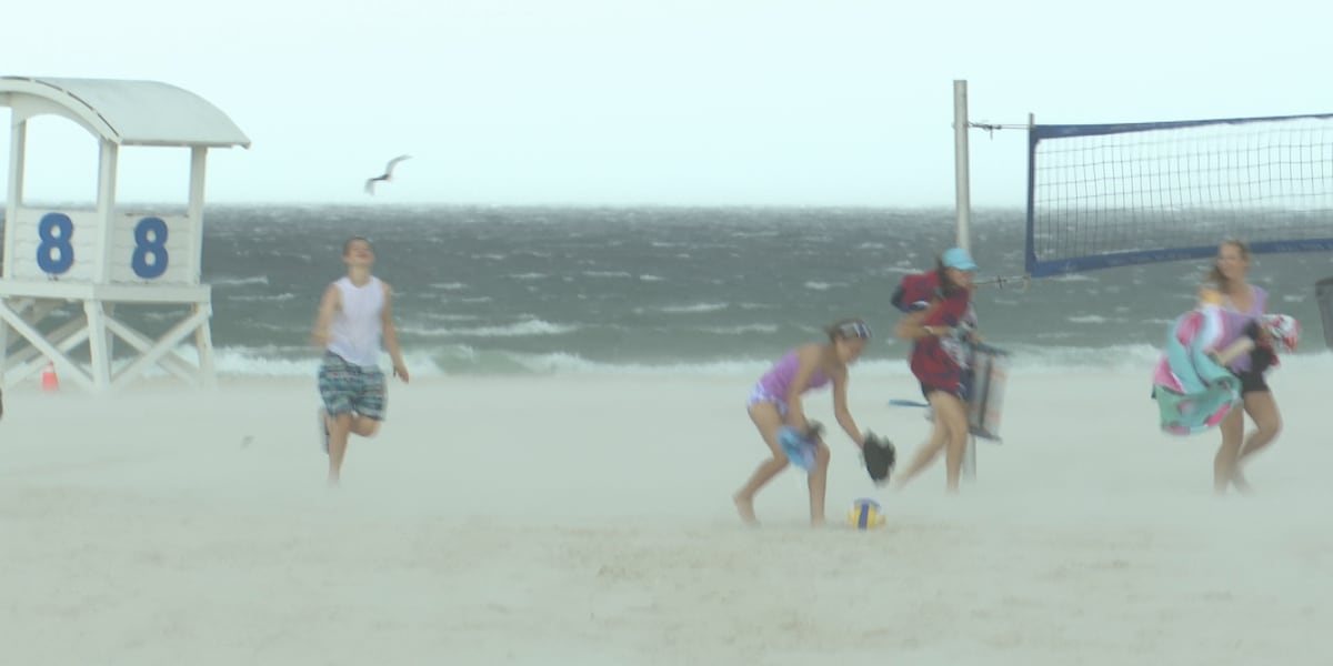 Severe weather drives beachgoers off Gulf Shores sand