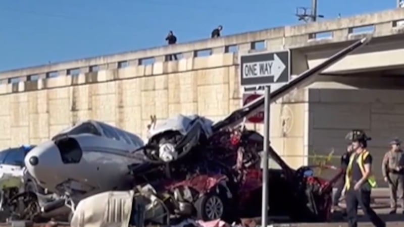 Five injured after plane registered in Mississippi crashes into cars in Texas