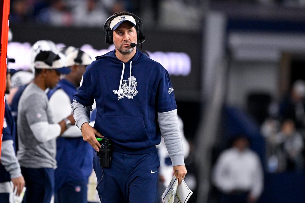 Arquivo - O coordenador ofensivo do Dallas Cowboys, Brian Schottenher, olha do lado de fora ...