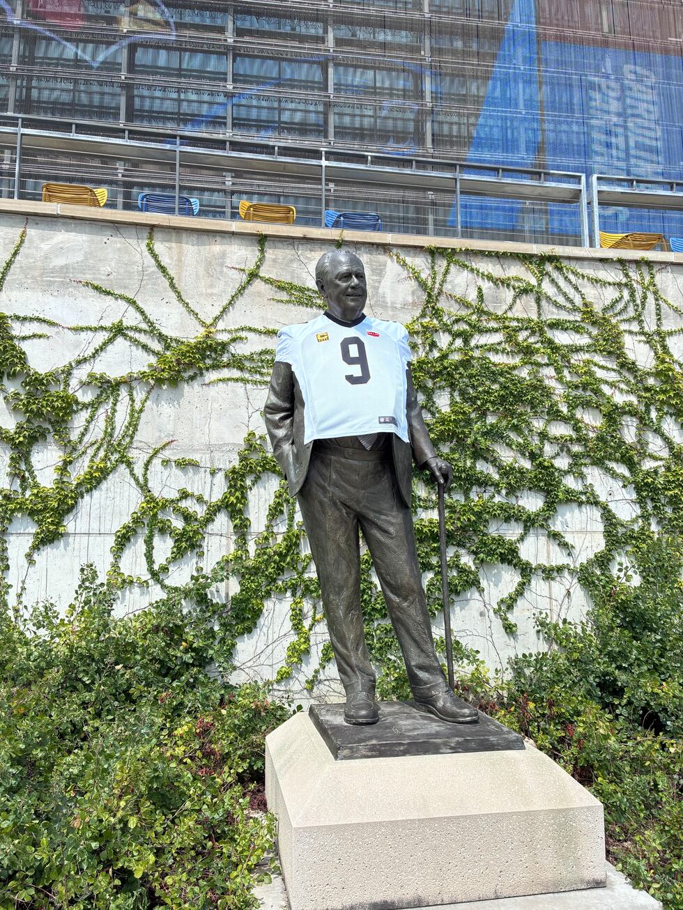 Gayle Benson placed Drew Brees' No. 9 jersey on Tom Benson's statue in Canton during Hall of...