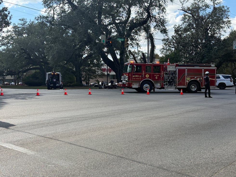 Motorcyclist seriously injured in Cottage Hill Road crash, Mobile police say