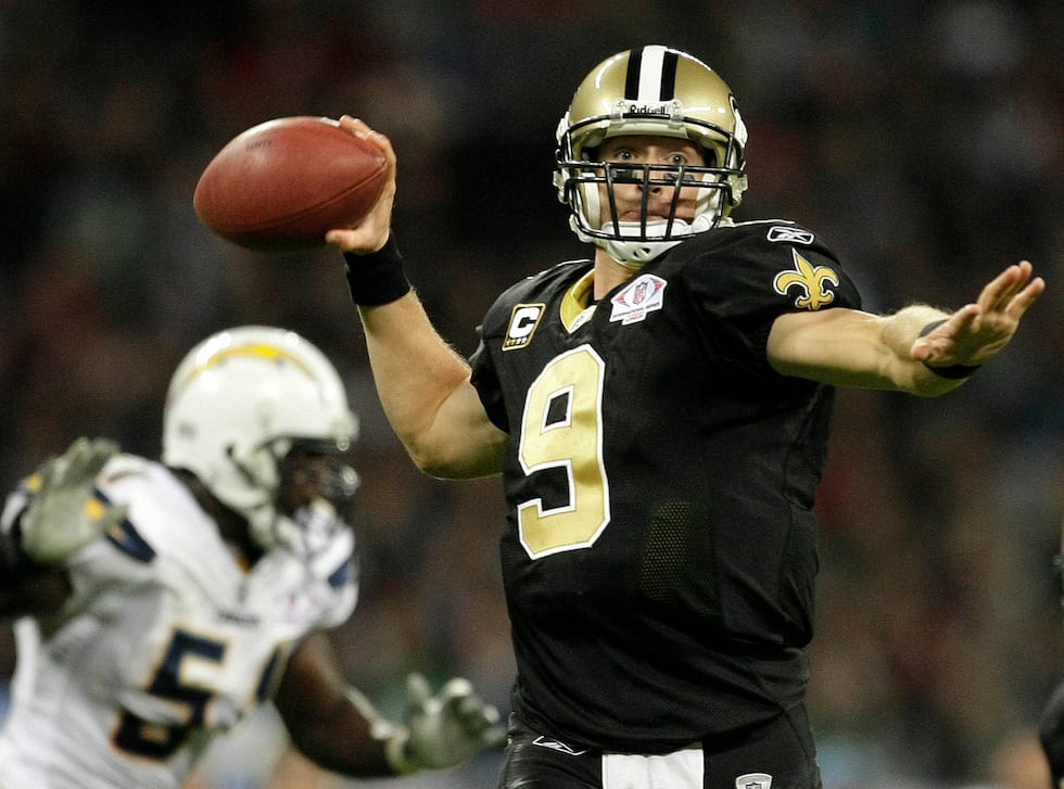 New Orleans Saints quarterback Drew Brees throws a pass to Devery Henderson to score a...